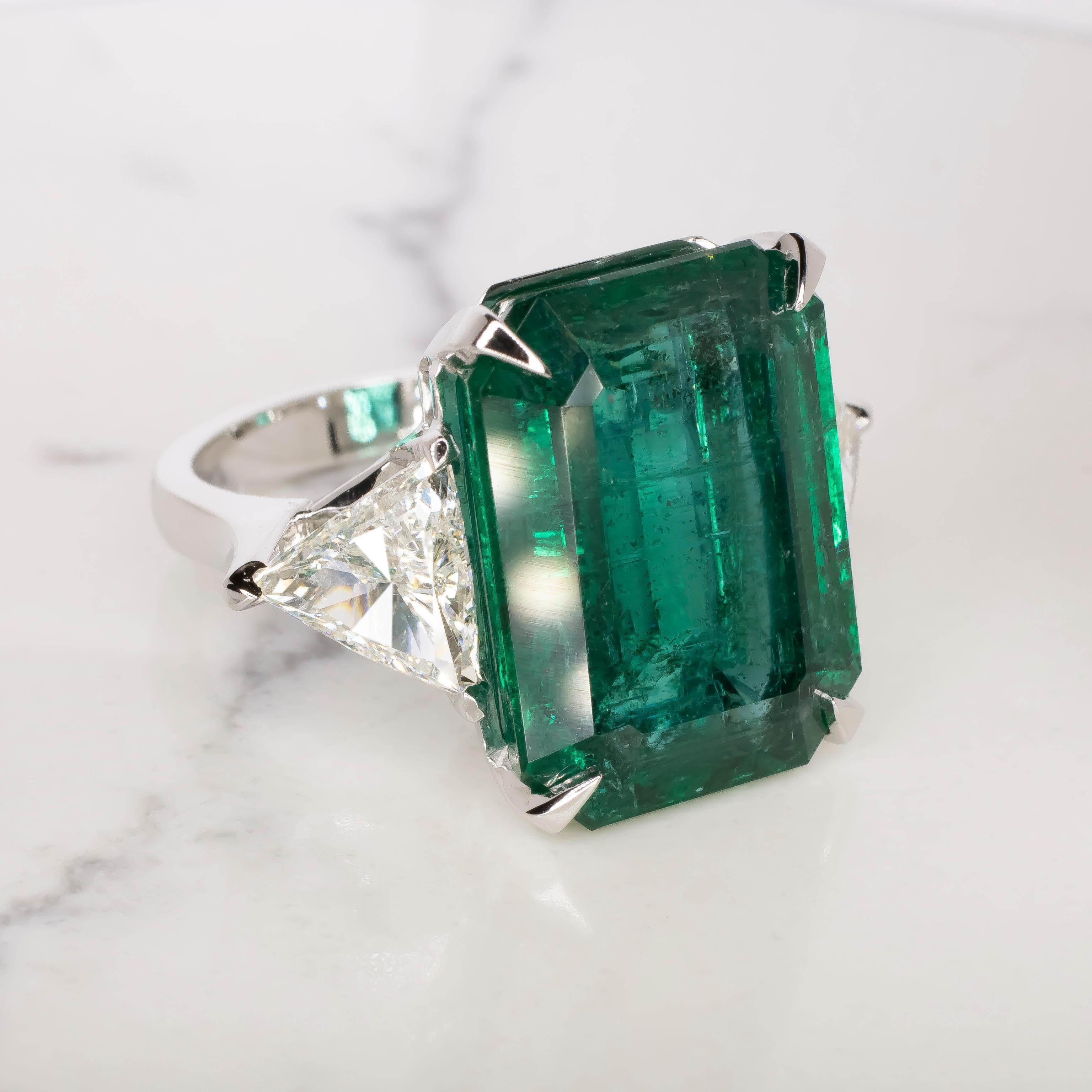 GIA Certified 16.93 Carat MINOR OIL Green Emerald Diamond 18K White Gold Ring In New Condition For Sale In Rome, IT