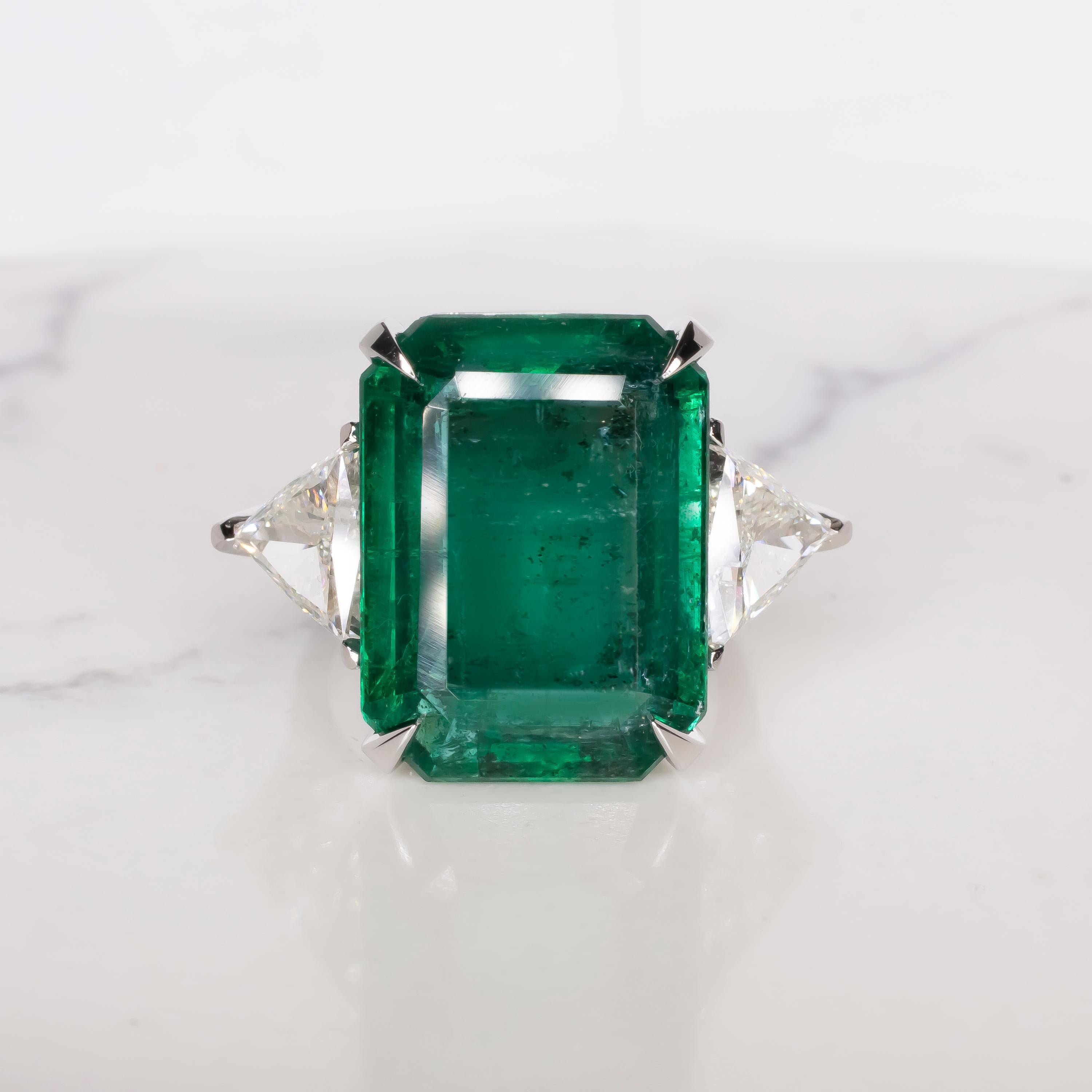 Women's or Men's GIA Certified 16.93 Carat MINOR OIL Green Emerald Diamond 18K White Gold Ring For Sale