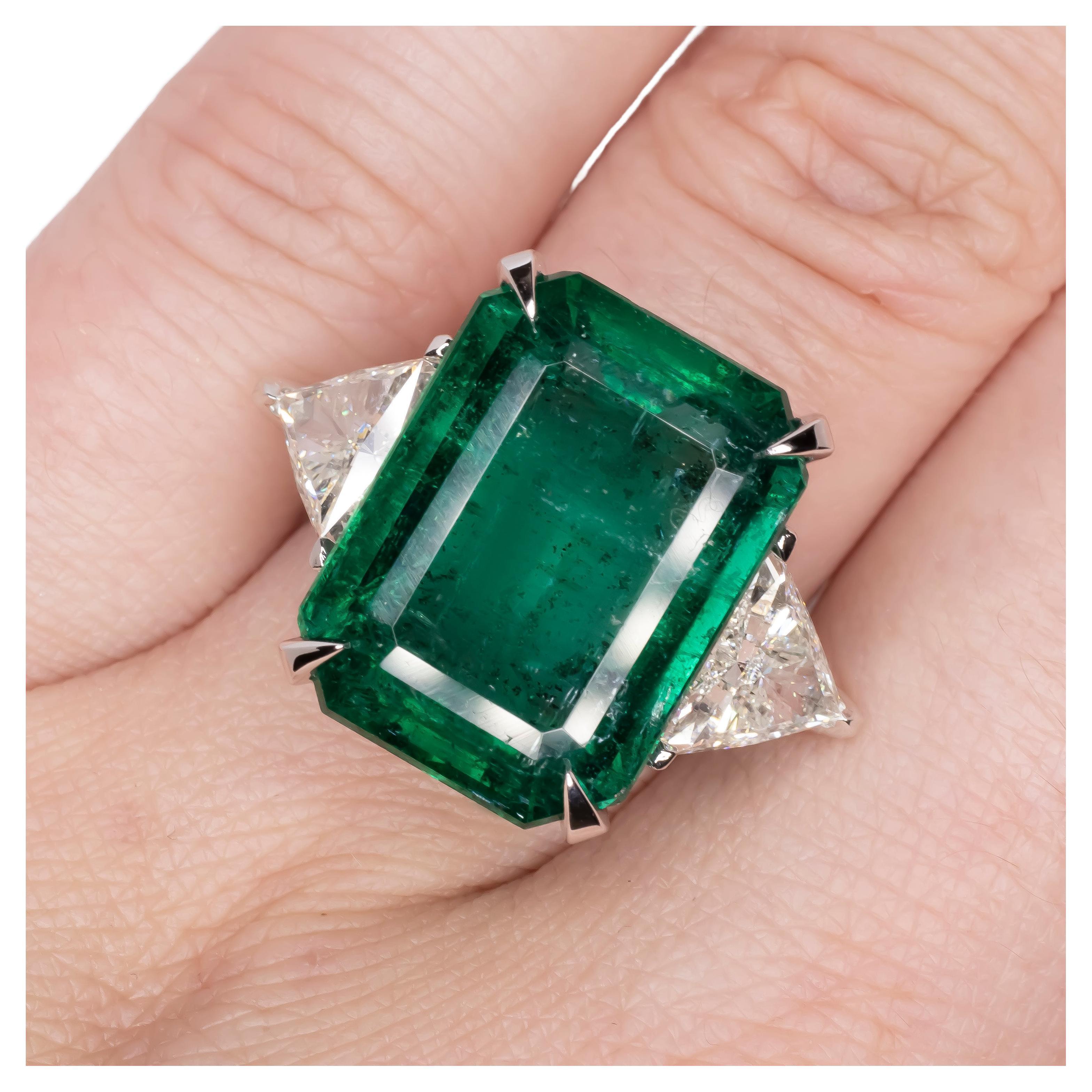 Wir präsentieren einen außergewöhnlichen, vom GIA zertifizierten Ring mit 16,93 Karat Smaragd und Diamanten, ein wahres Zeugnis für die Pracht edler Schmuckstücke. Im Mittelpunkt dieses Rings steht ein prächtiger grüner Smaragd mit einer kleinen