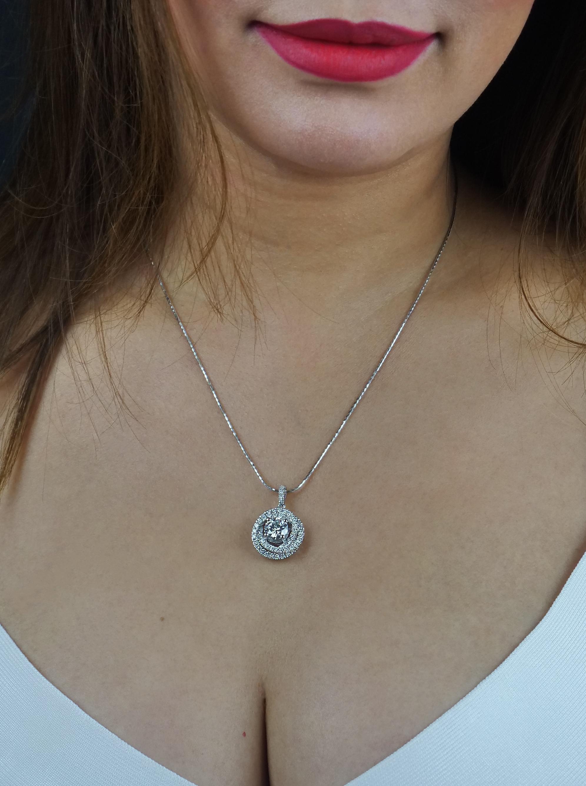Moderno Ciondolo Trinity con diamante rotondo certificato GIA 1,6ct D VS1 Single Stone Platinum in vendita