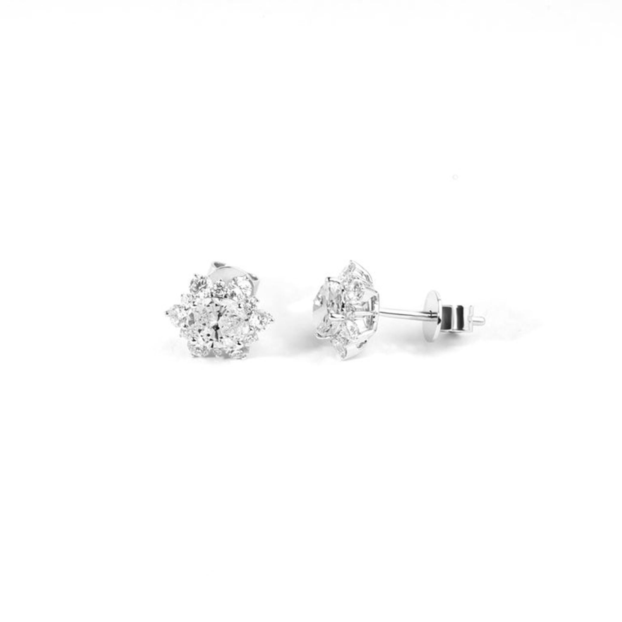 De las mujeres Informe GIA Pendientes de diamantes con halo de talla oval, oro blanco de 18 quilates en venta