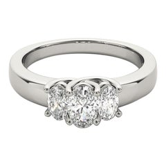 GIA Certified 1.7 Carat Classic Three-Stone Oval  Bague en diamant