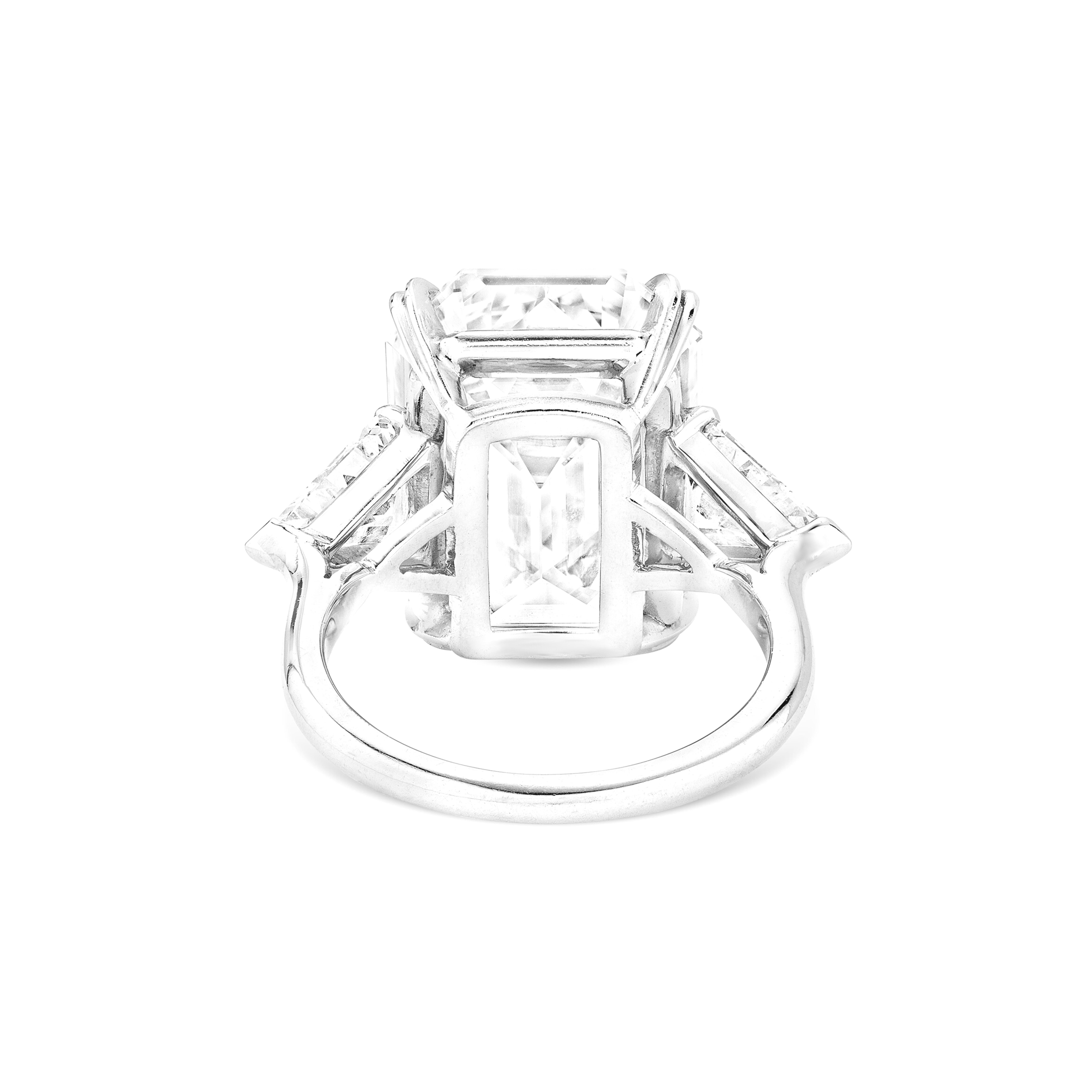 Exquisiter 17 Karat Smaragdschliff-Diamantring mit Trillion-Seitensteinen

Dieser außergewöhnliche Ring ist ein wahres Statement für Raffinesse und Seltenheit. Er ist mit einem prächtigen 17,00-Karat-Diamanten im Smaragdschliff besetzt, der vom GIA