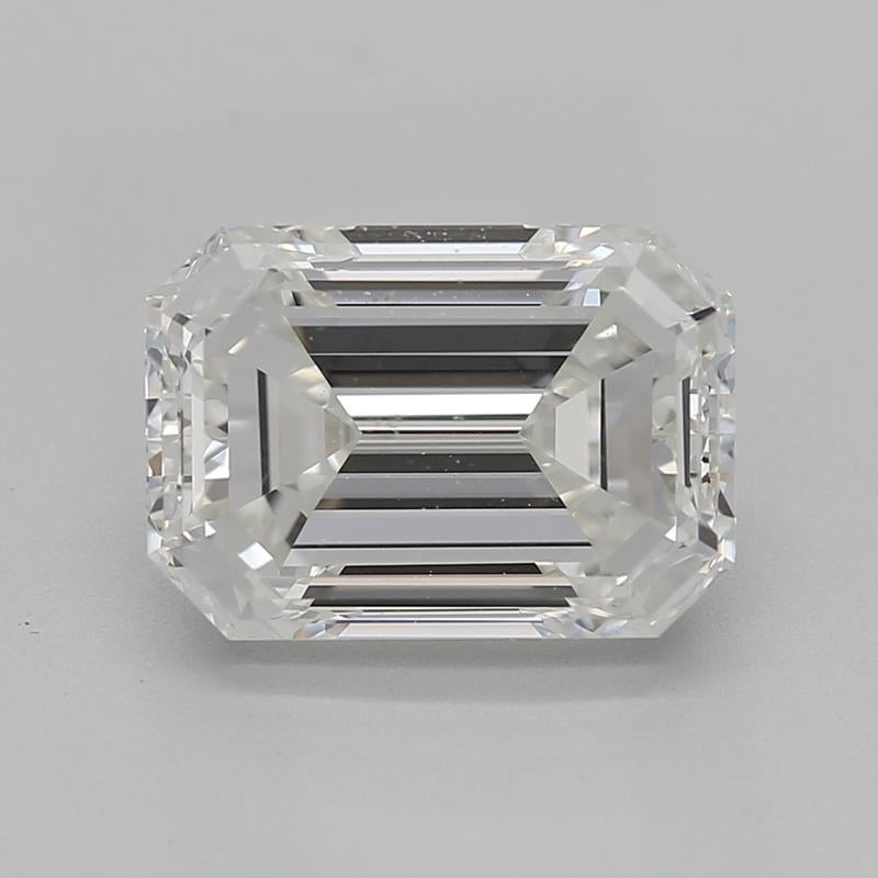 Fabriquée à la main à New York, cette superbe bague en diamant présente une pièce maîtresse remarquable avec un captivant diamant émeraude de 1,7, d'une pureté exceptionnelle VS2 et d'un brillant H. Sertie dans un luxueux platine, la bague est