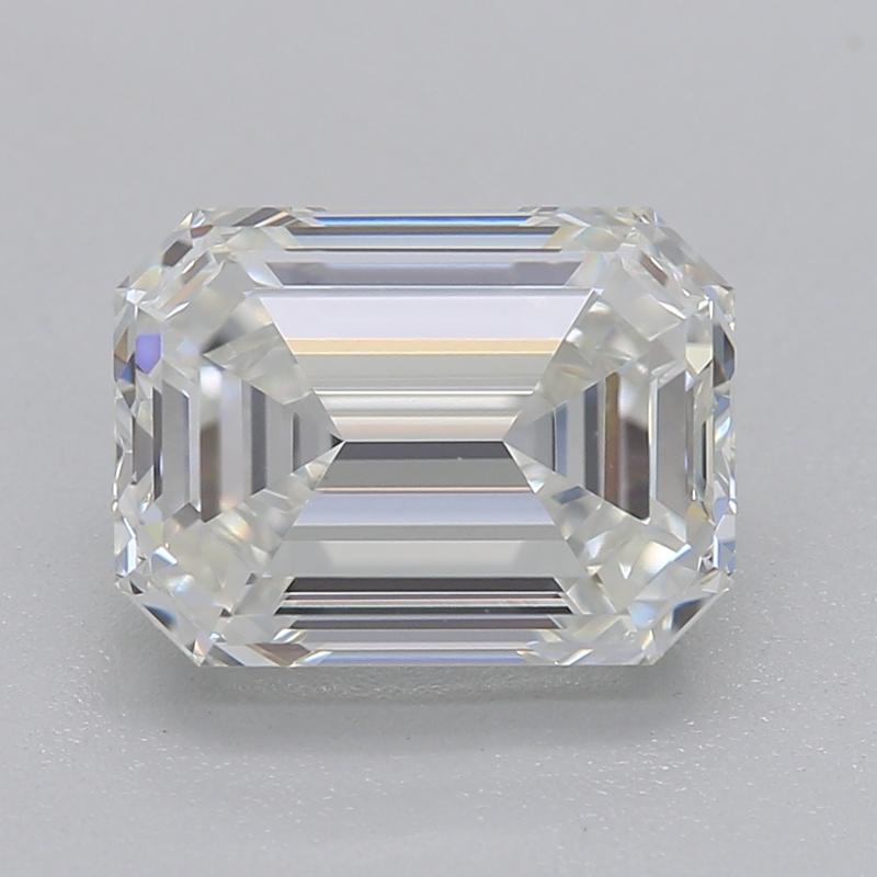 Realizzato a mano a New York, questo squisito anello con diamante presenta una pietra centrale di smeraldo brillante, del peso di 1,7 e classificata con un'incontaminata G e VS1. Il design unico è evidenziato da un'impressionante aureola a forma di