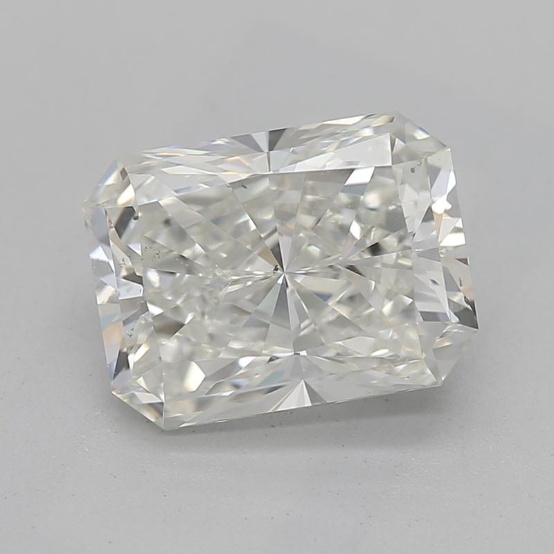 Hecho a mano en Nueva York, este impresionante anillo de diamantes presenta una cautivadora pieza central de un diamante radiante certificado por el GIA que pesa 1,7 , mostrando un destello brillante con su graduación J y SI1. El diseño único se