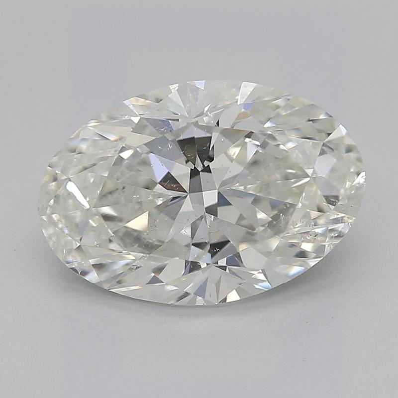 Realizzato a mano a New York, questo splendido anello con diamante presenta un affascinante diamante ovale con un peso totale di 1,7, con un'accattivante J e uno squisito SI2. Realizzato a mano in platino, l'anello presenta un'elegante incastonatura