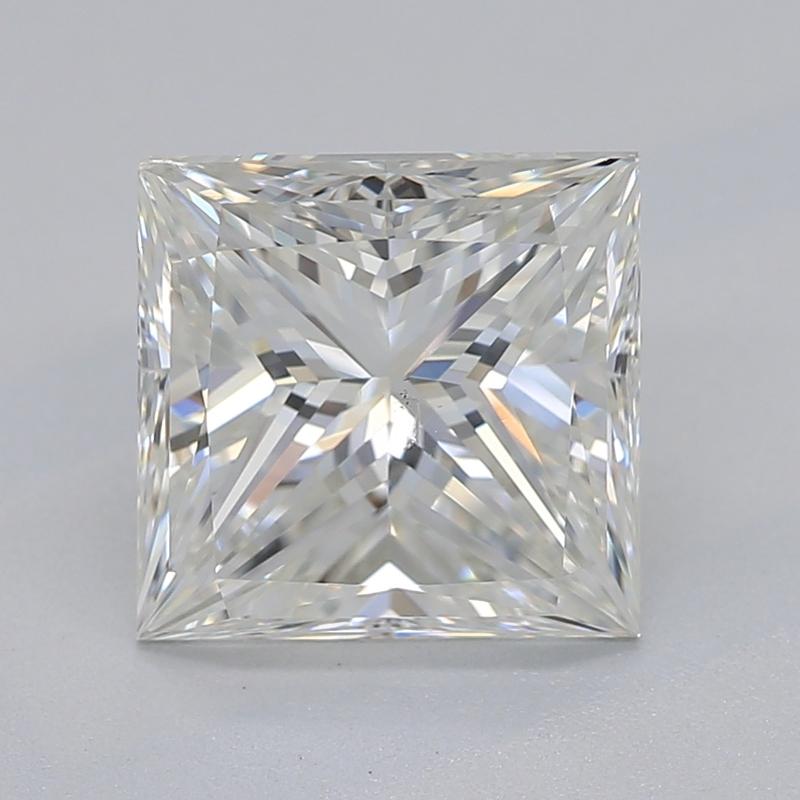 Realizzato a mano a New York, questo squisito anello con diamante presenta un magnifico diamante centrale H. H. SI1 1,7, che emana uno scintillio squisito che cattura lo sguardo. L'elegante design è accentuato da due delicati diamanti laterali con