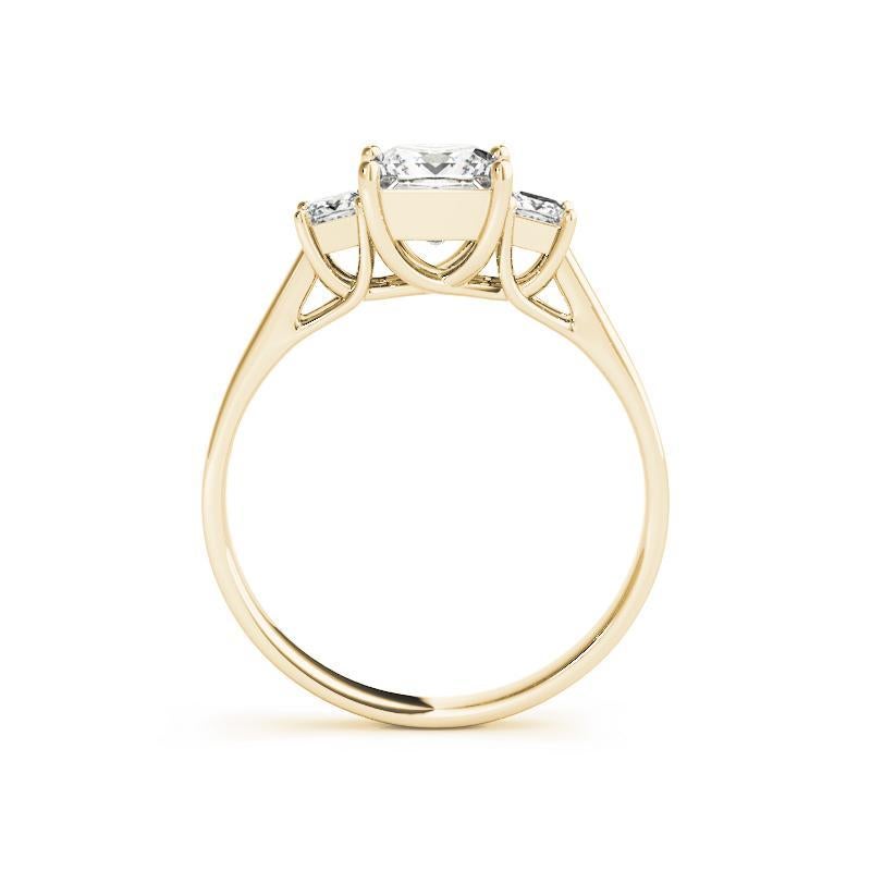 GIA Certified 1,7 Carat Princess Cut Three-Stone Anello di diamanti in oro giallo 18K In condizioni Nuovo in vendita a New York, NY