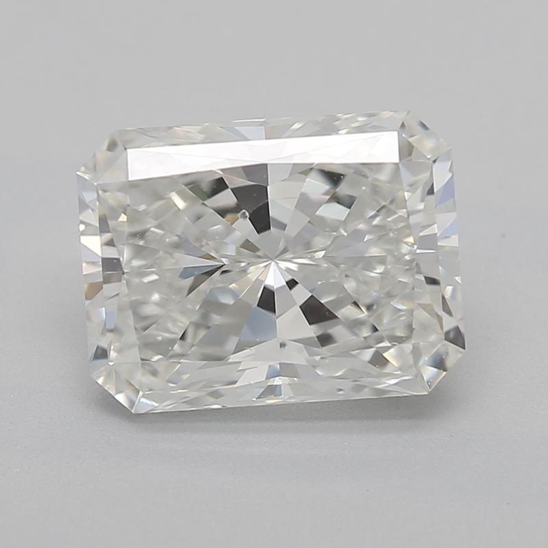 Incarnant l'élégance raffinée de l'époque Art déco, cette magnifique bague en diamant est ornée d'une pierre centrale H SI1 1,7 radieuse et époustouflante, magnifiquement fixée dans une monture à griffes classique. Autour de la pièce maîtresse