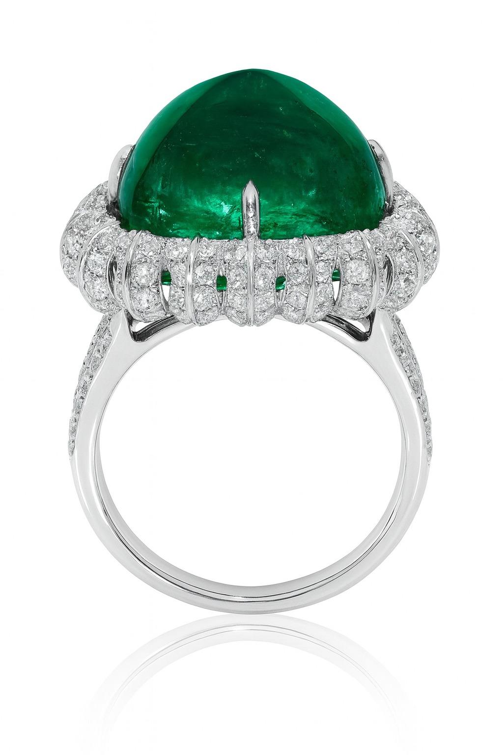 Anello Cocktail con smeraldo Sugarloaf e diamanti da 17 carati certificato GIA in oro bianco 18 carati

Immergiti nel mondo del lusso con questo straordinario anello con smeraldo e diamanti, un vero capolavoro di alta gioielleria contemporanea.