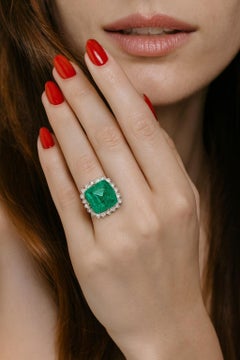 GIA zertifiziert 17 Karat Sugarloaf Smaragd und Diamant-Cocktail-Ring in 18KT