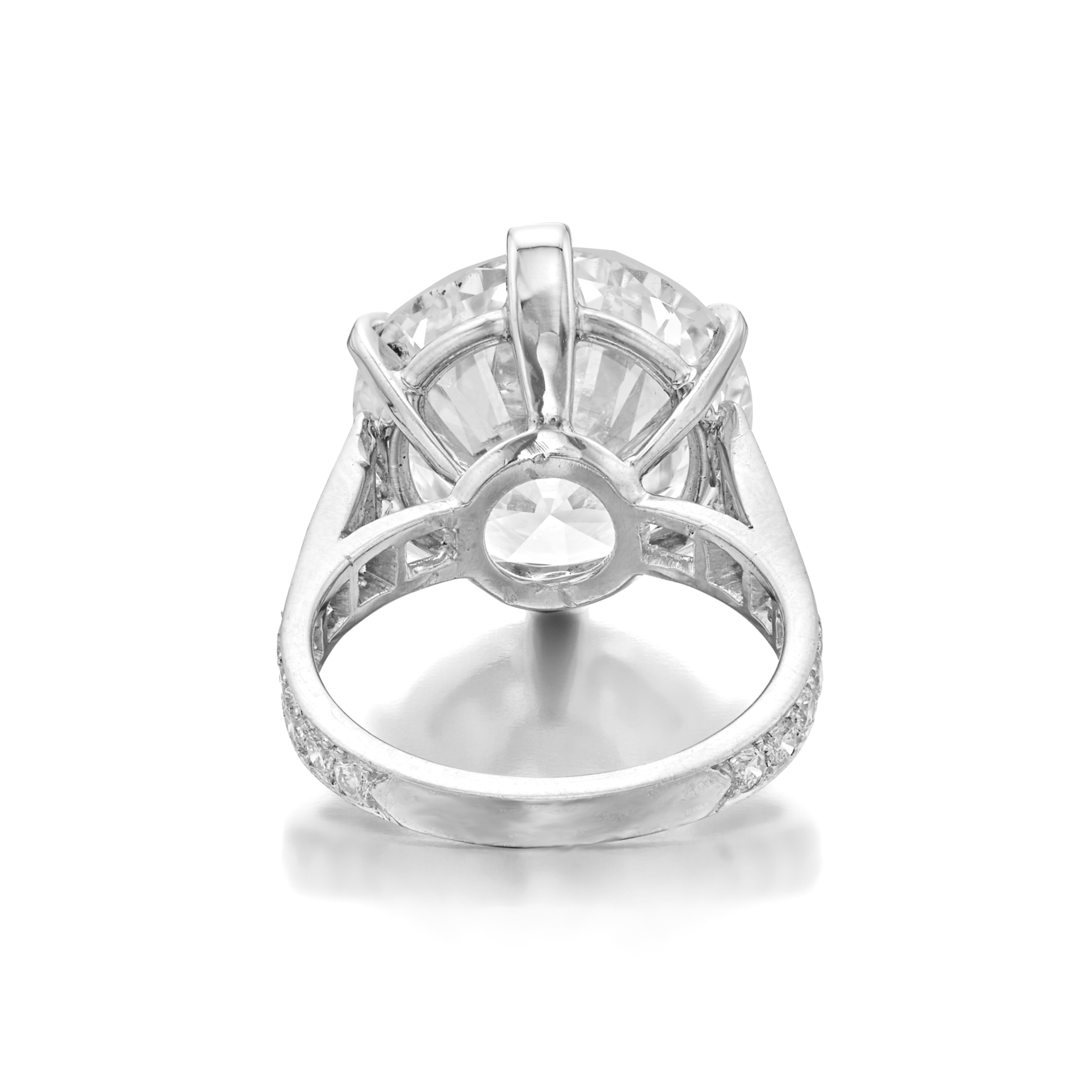 Certificado GIA 17 Ct. Anillo de diamantes redondos talla brillante, elegantemente engastados en lujoso platino. Esta impresionante pieza presenta un pavé de diamantes redondos de talla brillante, de color G y claridad VVS, que realzan el brillo y