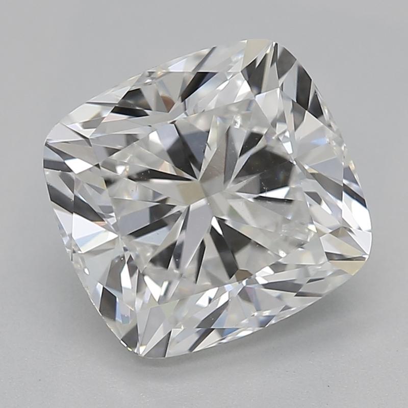 Hecho a mano en Nueva York, un impresionante escaparate de artesanía y elegancia, este anillo de diamantes presenta una impresionante piedra central que es un diamante cojín de 1,70 , clasificado con una deseable F y VS2. El diamante está