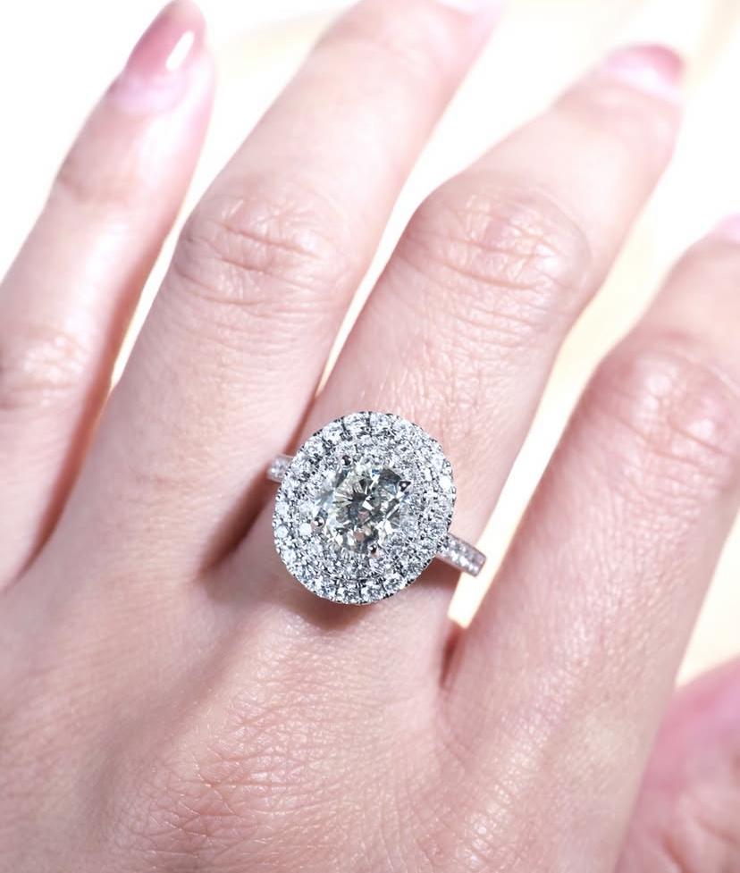 Un exquisito anillo solitario de diseño contemporáneo, de estilo tan elegante y refinado .
Eleva tu belleza atemporal y dale un toque de clase y sofisticación.
Impresionante anillo de oro de 18 quilates con un lustroso certificado GIA de 1,70