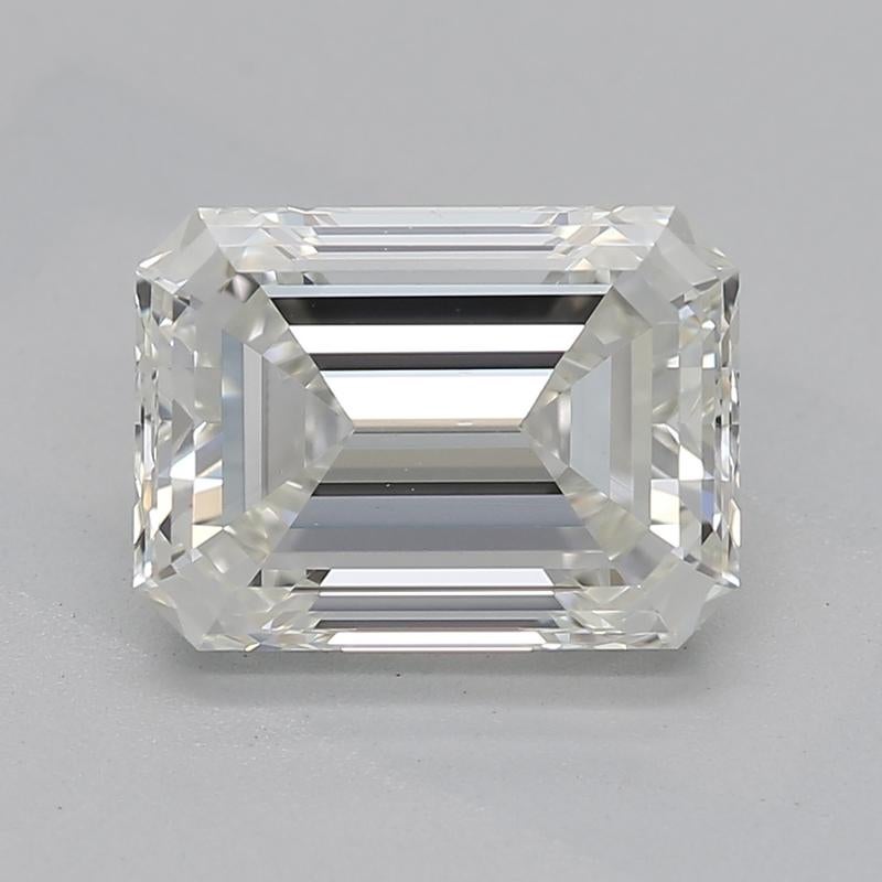Realizzato a mano a New York, questo squisito anello con diamante presenta una notevole pietra centrale di smeraldo J VS1 del peso di 1,70 , fissata in un'elegante incastonatura che ne esalta la naturale brillantezza. Una suggestiva aureola nascosta