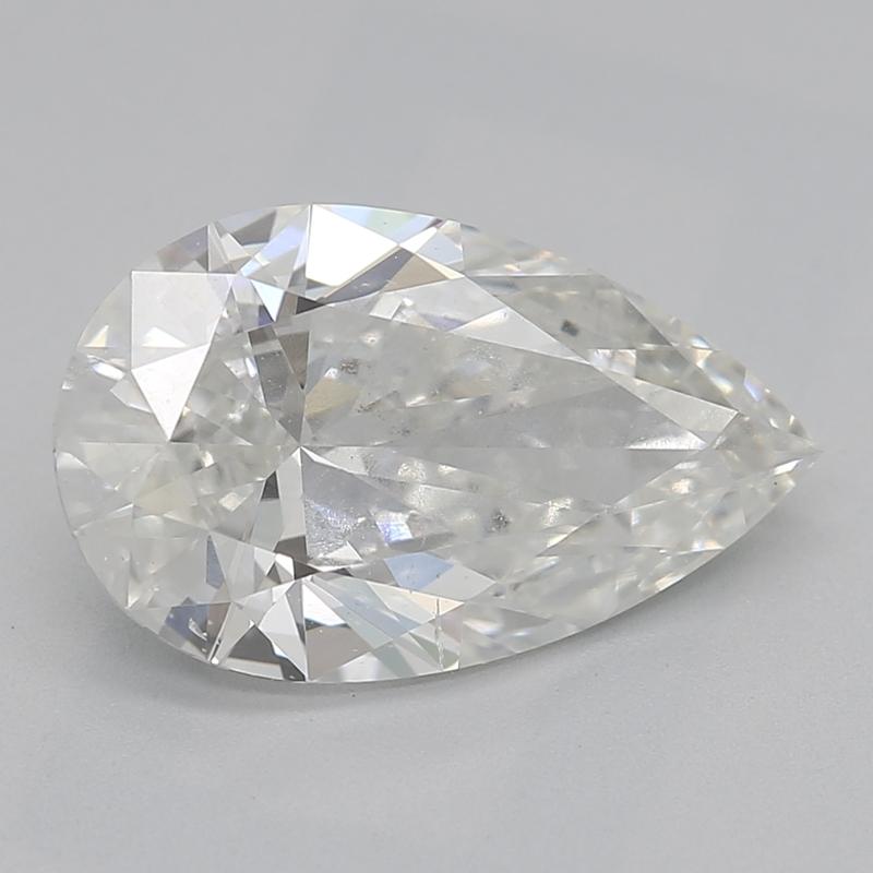 Un anello di diamanti radiosi con una splendida pietra centrale a forma di pera, del peso di 1,70 e certificata per la sua eccezionale qualità con H e SI2. Questo squisito pezzo è realizzato in lussuoso oro bianco, con un'intricata montatura a più