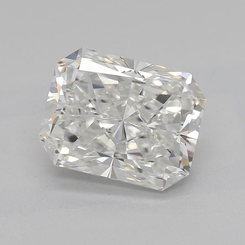 Dieser exquisite, mit Eleganz gefertigte Diamantring zeigt in seiner Mitte einen prächtigen, strahlenden Diamanten mit einem Gewicht von 1,70 und einem faszinierenden H und bemerkenswerten SI1. Sein Design zeigt einen smaragdförmigen Halo aus