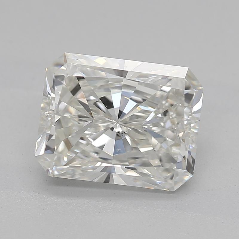 Dieser exquisite, in New York handgefertigte Diamantring präsentiert einen bemerkenswert strahlenden I SI1 1,70 Mittelstein, der durch seine Brillanz und sein Feuer besticht. Das Design ist von der Ästhetik des Vintage Art Deco inspiriert und