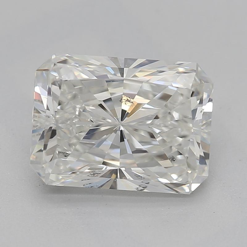 Fabricado a mano en Nueva York, este impresionante anillo de diamantes tiene en su corazón un cautivador diamante radiante, que pesa un impresionante 1,70 y exhibe un brillo excepcional con su I y SI1. Hecha a mano con meticulosa atención al