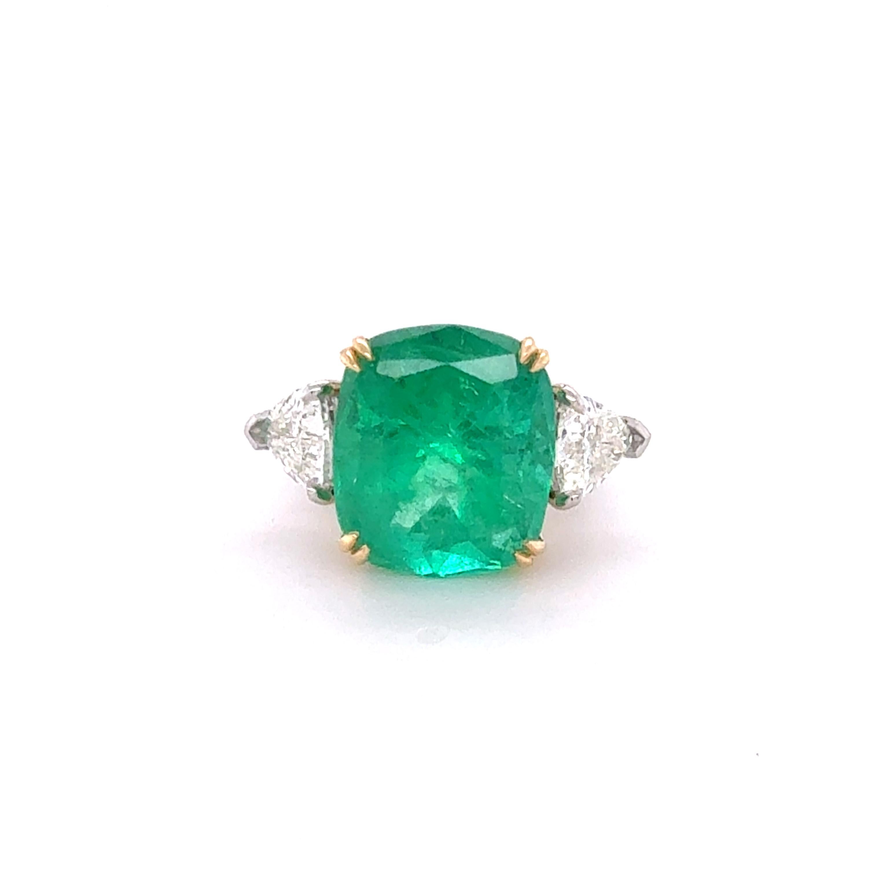 Contemporary GIA Certified 17.02 Carat Colombian Emerald and Diamond Ring For Sale