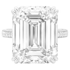 Anillo de diamantes talla esmeralda certificado por el GIA de 17,05 quilates con pavé de diamantes