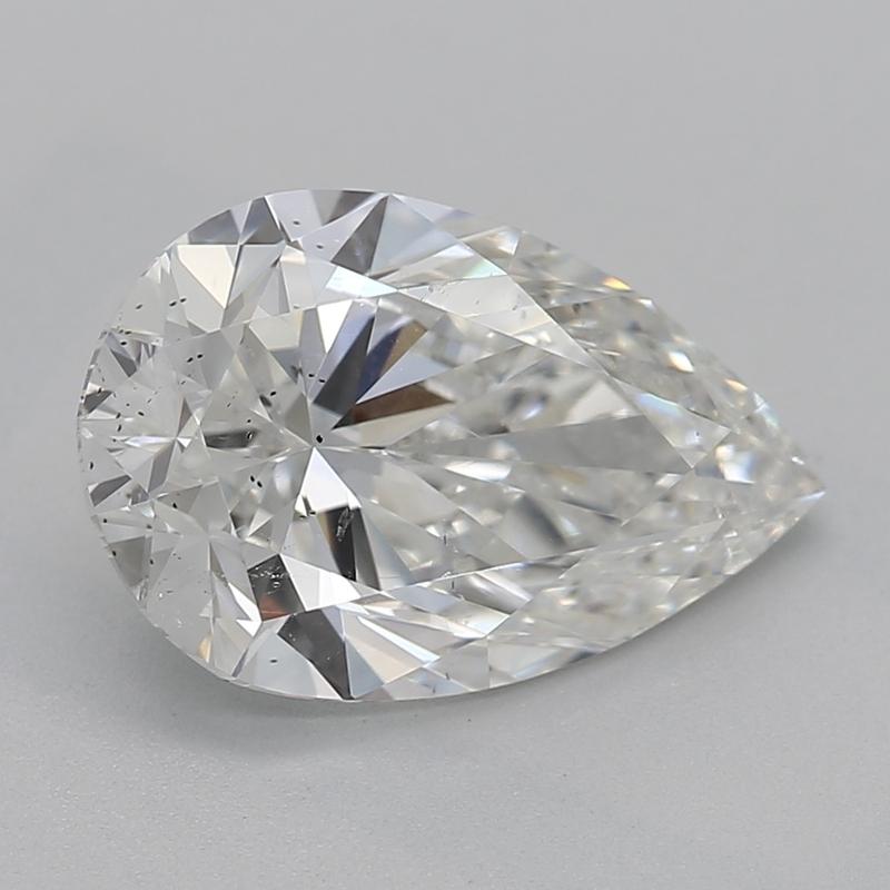 Fabriquée à la main à New York, cette magnifique bague en diamant incarne l'élégance et le charme. Elle est ornée d'un magnifique diamant poire de 1,71, classé H et SI2. Cette pièce exquise présente un halo asymétrique composé de diamants plus