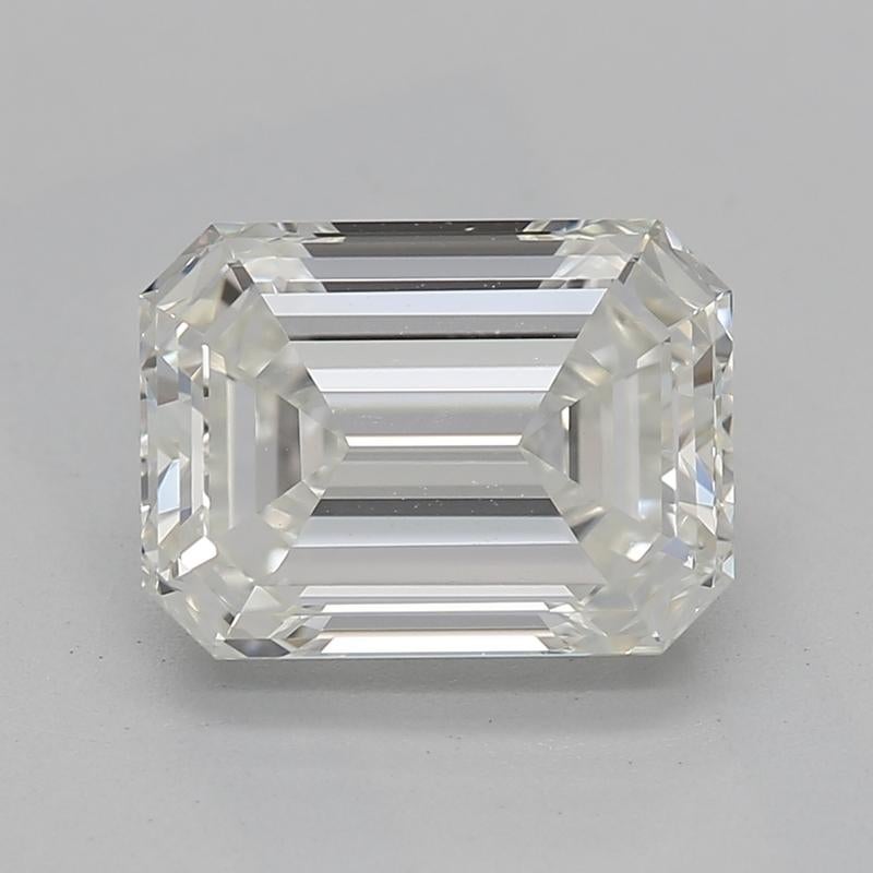 Scopri il fascino di questo anello con diamante in platino, caratterizzato da uno splendido smeraldo centrale del peso di 1,71. Classificato I e VS2, questo diamante irradia una brillantezza eccezionale, catturando la luce in ogni angolo. Il design