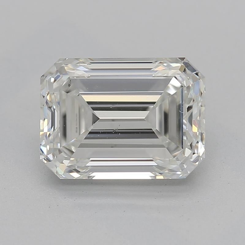 Fabriquée à la main à New York, cette magnifique bague en diamant est un véritable chef-d'œuvre, avec une pierre centrale époustouflante en émeraude I VS2 1,71 , élégamment sertie dans un panier torsadé à quatre branches qui rehausse sa brillance.