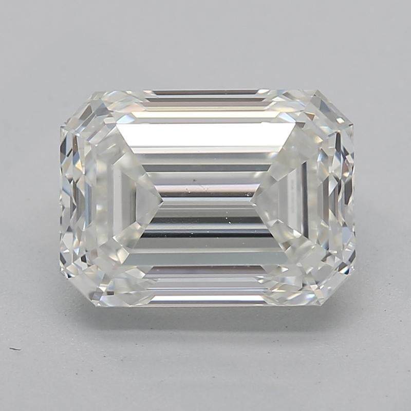 Fabriquée à la main à New York, cette magnifique bague en diamant est un véritable chef-d'œuvre, avec une pierre centrale époustouflante en émeraude I VS1 1,71 , élégamment sertie dans un panier torsadé à quatre branches qui rehausse sa brillance.