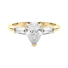 Anello di diamanti a tre pietre con pera e baguette certificato GIA da 1.71 carati