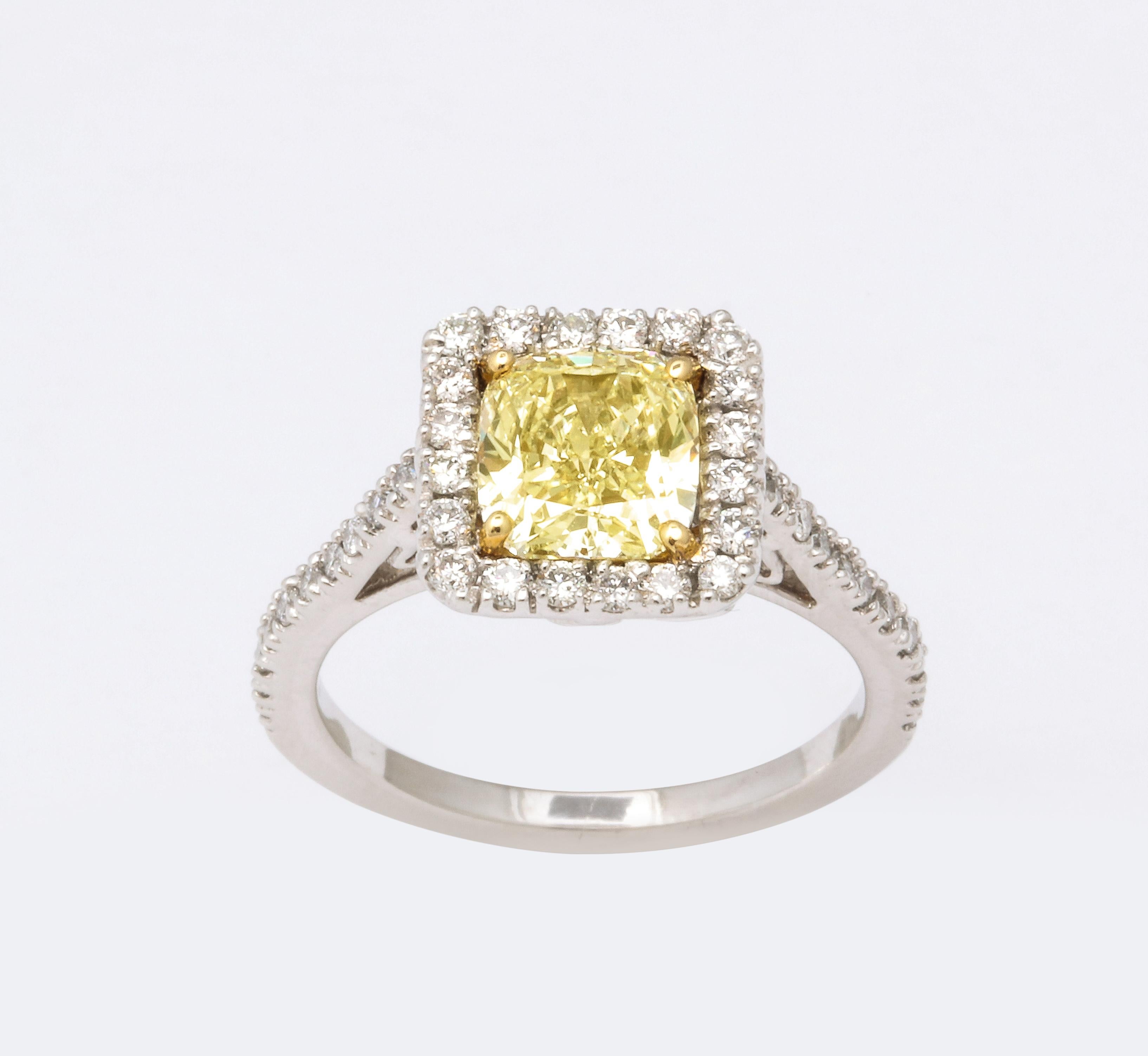 Bague de fiançailles en diamant jaune certifié GIA de 1,71 carat en vente 2