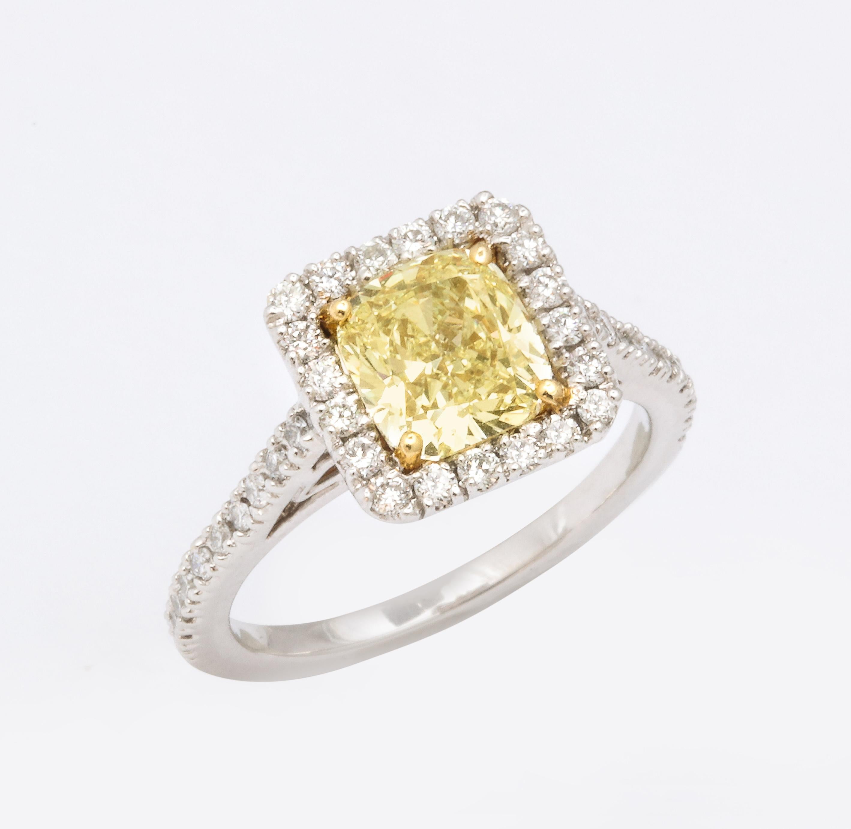Bague de fiançailles en diamant jaune certifié GIA de 1,71 carat en vente 3