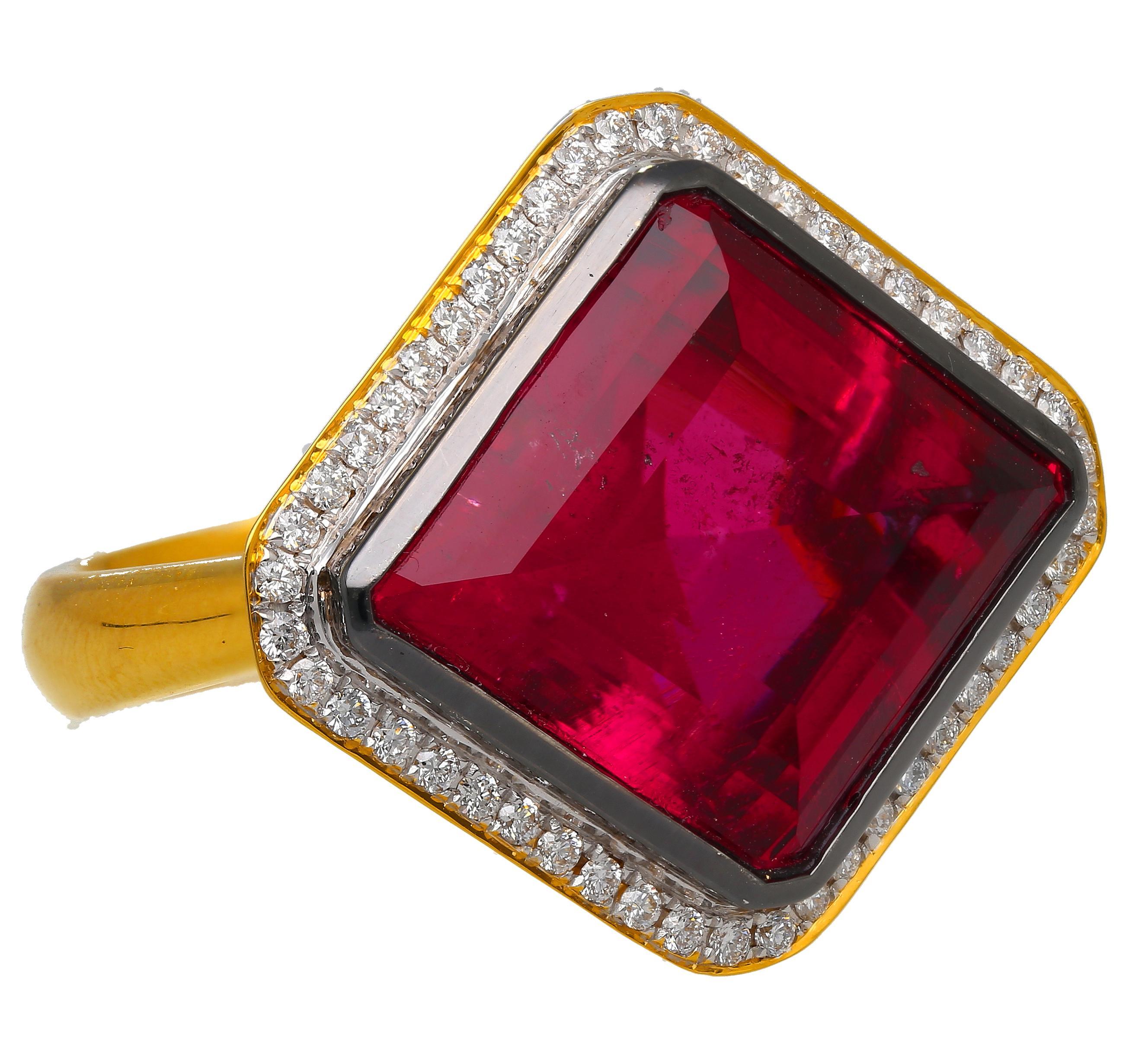 Bague à chaton certifié GIA de 17,16 carats de tourmaline rouge rubellite taillée en losange et de diamants ronds en or jaune 18 carats. Encadré par un halo de métal noir. Une déclaration d'élégance audacieuse et éclatante. 

Détails :
Type