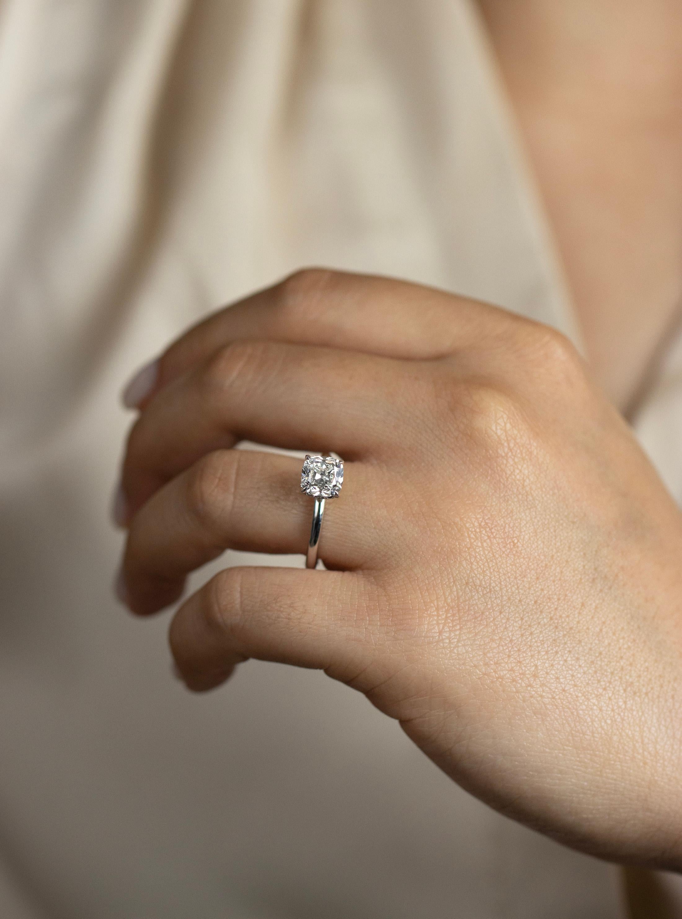 Anello di fidanzamento solitario con diamante taglio cuscino antico certificato GIA da 1,72 carati in vendita 1