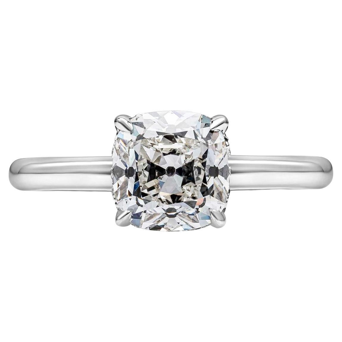 GIA Certified 1.72 Carats Antique Cushion Cut Diamond Solitaire Engagement Ring en vente