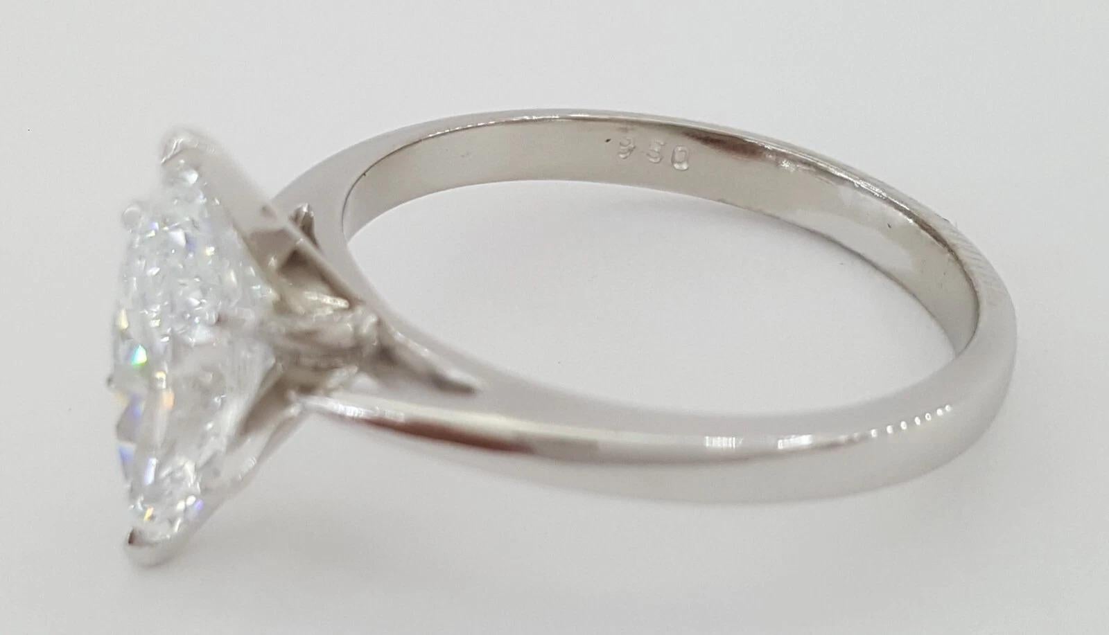 Voici une superbe bague de fiançailles solitaire en diamant Marquise Brilliant Cut de 1,72 ct, sertie dans un luxueux platine. Cette pièce exquise, pesant 5,7 grammes et d'une taille de 8,5, est ornée d'un captivant diamant Marquise Nature