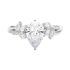 Anello con diamante in platino certificato GIA da 1.72 carati con pera intrecciata e fiore da giardino.