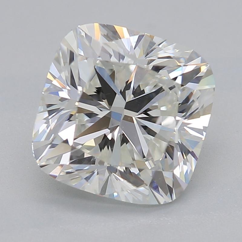 Realizzato a mano a New York, questo splendido anello con diamante presenta un affascinante diamante a cuscino centrale di 1,73, celebrato per la sua squisita purezza VS1 e l'elegante tonalità H. L'affascinante pietra è abbracciata da una