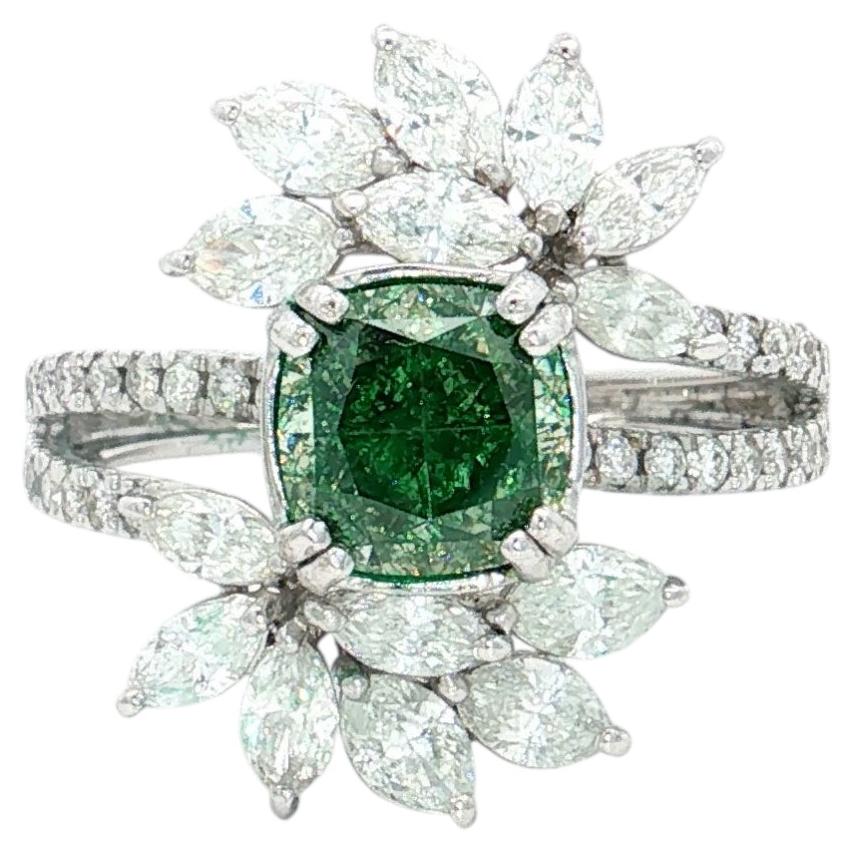 Anillo con un diamante certificado por el GIA de 1,74 quilates, de color amarillo con tonos marrones y verdosos, y claridad VS2