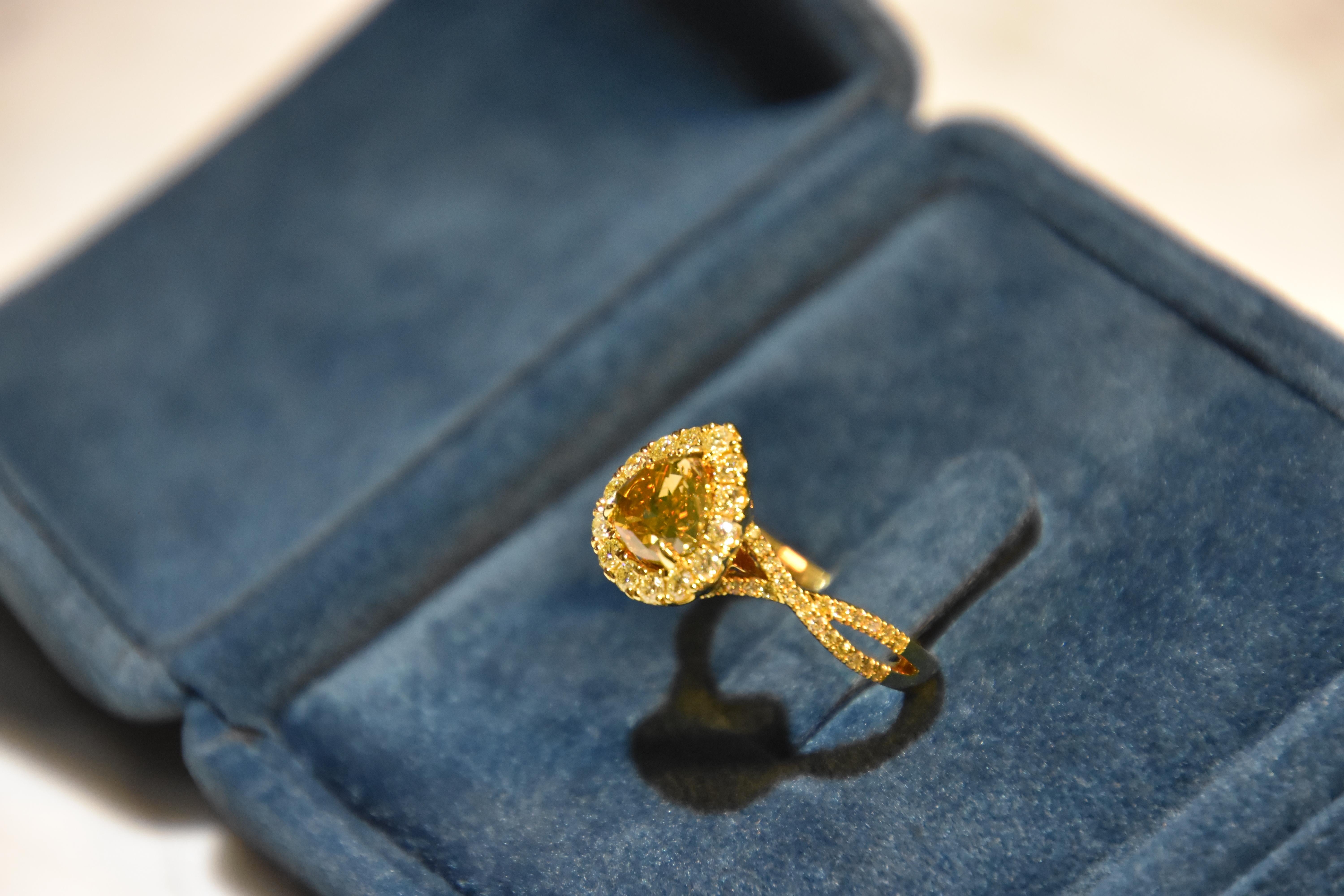 KAHN GIA Certified 1.74 Carat Fancy Yellow Diamond Ring In New Condition For Sale In Tsim Sha Tsui, HK