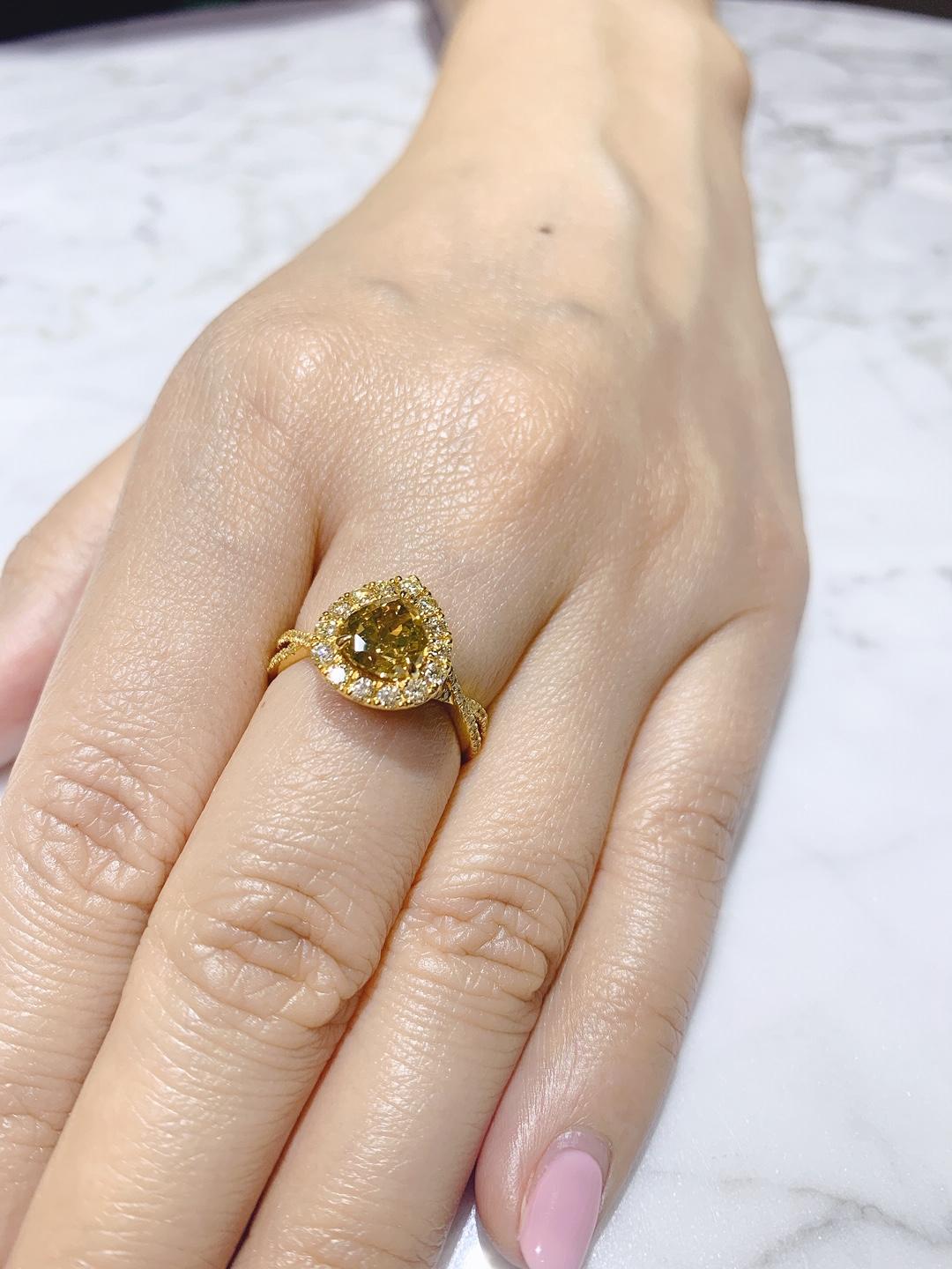 KAHN GIA Certified 1.74 Carat Fancy Yellow Diamond Ring For Sale 2