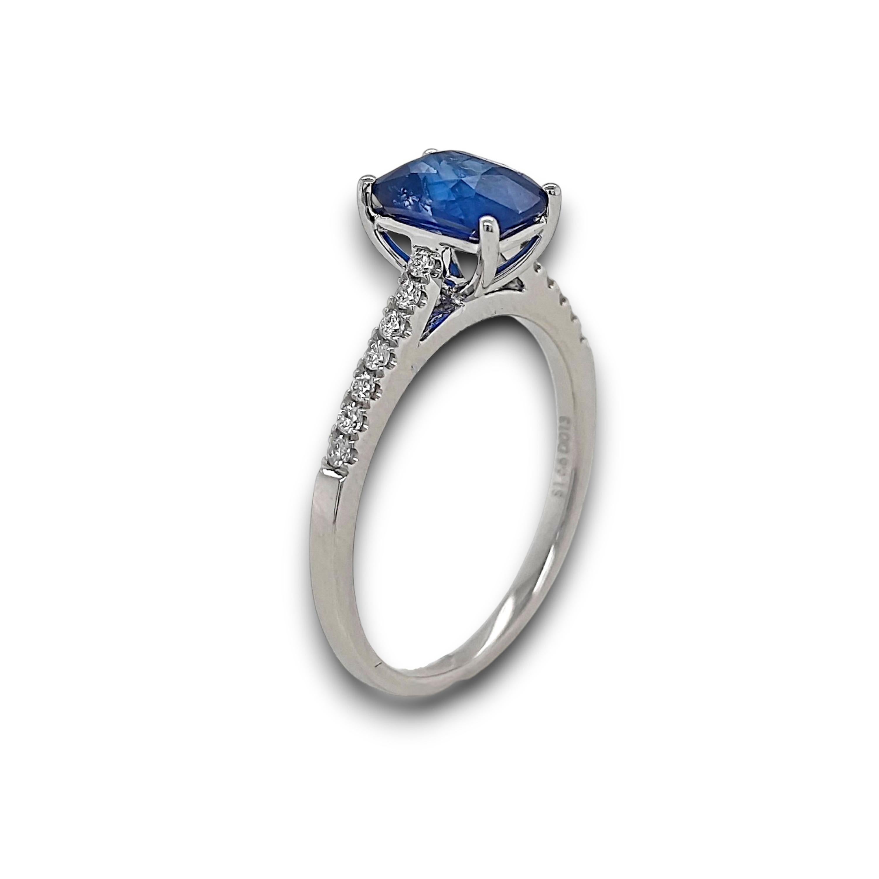 Anello in oro bianco con zaffiro rotondo e diamante certificato GIA da 1.74 carati In condizioni Nuovo in vendita a New York, NY