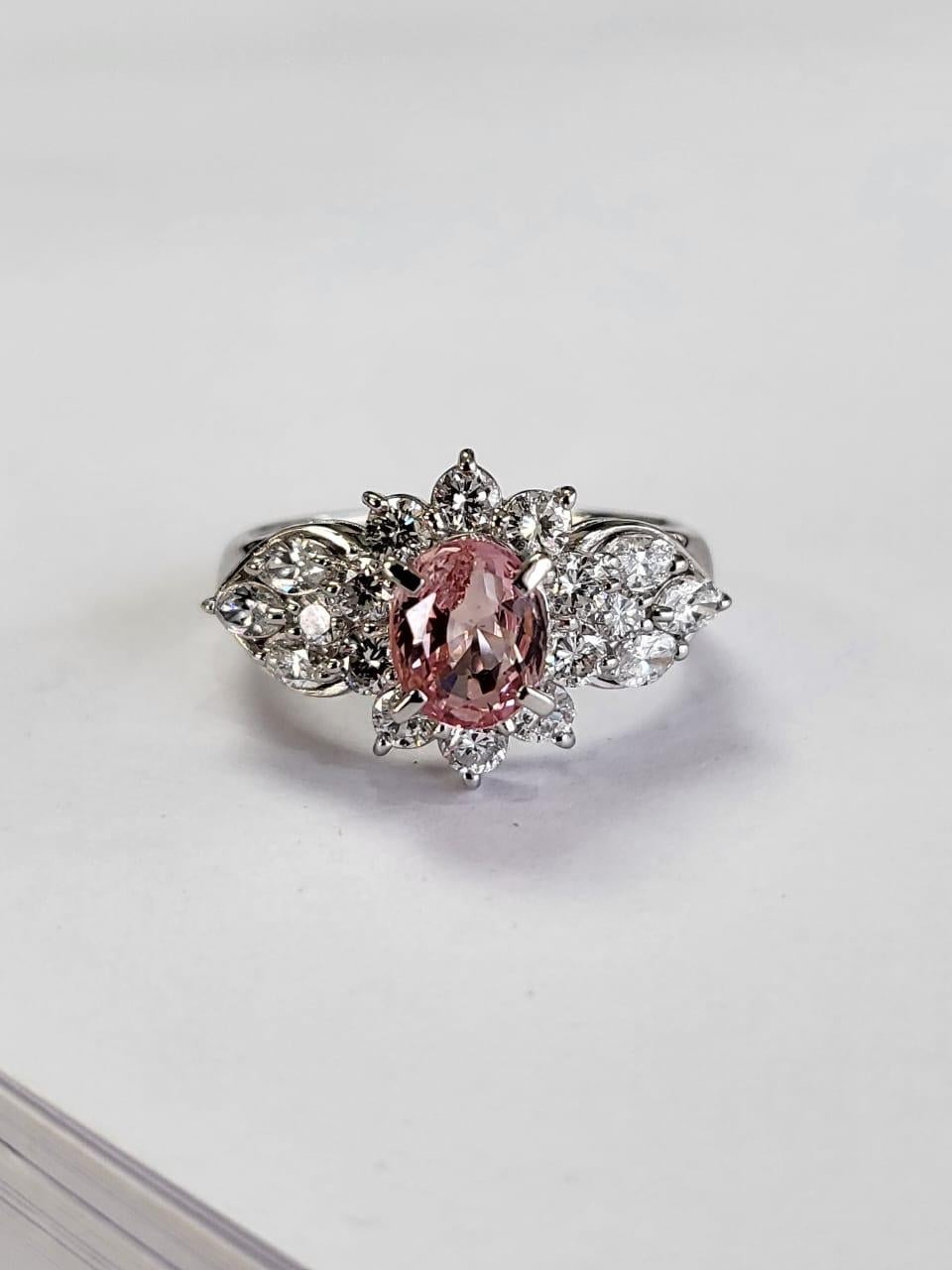 Taille ovale Bague de fiançailles Padparadscha et diamants certifiés GIA, 1,74 carats, non chauffée  en vente