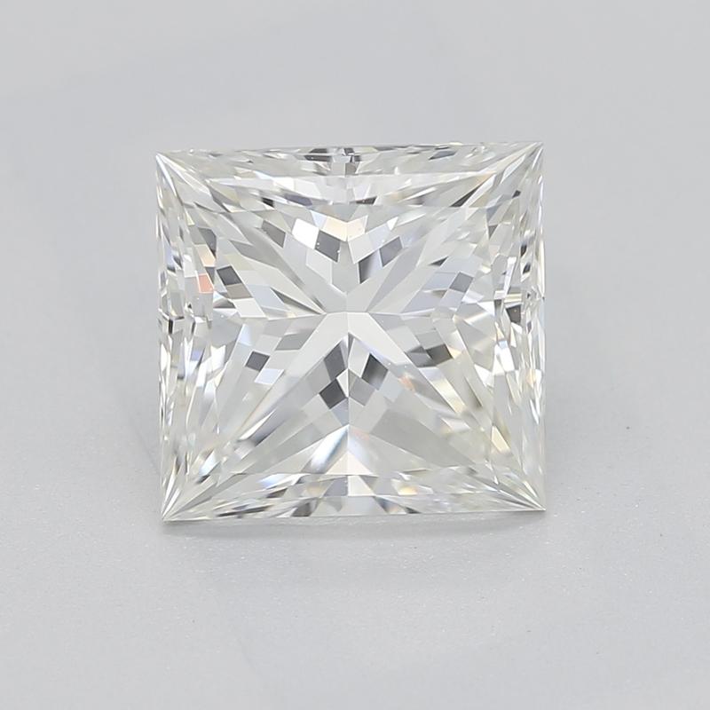 Fabriquée à la main à New York, cette bague en diamant exquise met en valeur une pierre centrale envoûtante, un diamant princesse de 1,74, avec un I captivant et un VS1 qui rayonne de brillance et de feu. Réalisée en platine luxueux, cette bague