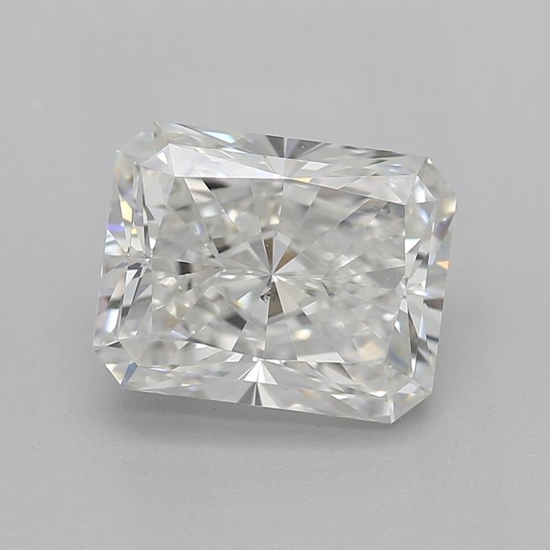 Realizzato a mano a New York, questo squisito anello con diamante presenta un accattivante centrotavola con un diamante radioso del peso di 1,75, rinomato per la sua eccezionale H. H. e SI1. Questa pietra abbagliante, fissata in un'ornamentale
