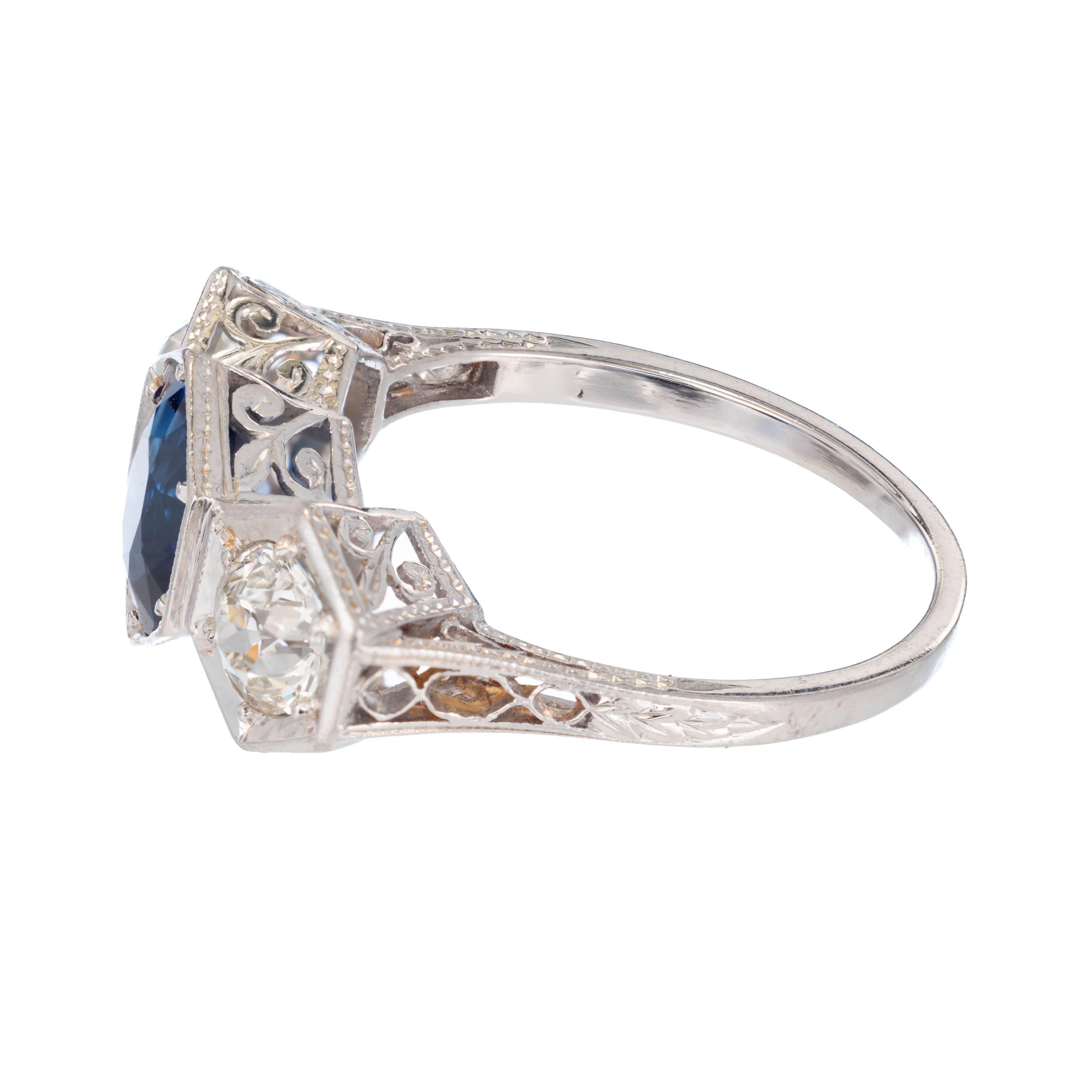 Taille ovale Bague de fiançailles à trois pierres en platine avec saphir de 1,75 carat et diamant certifié GIA en vente