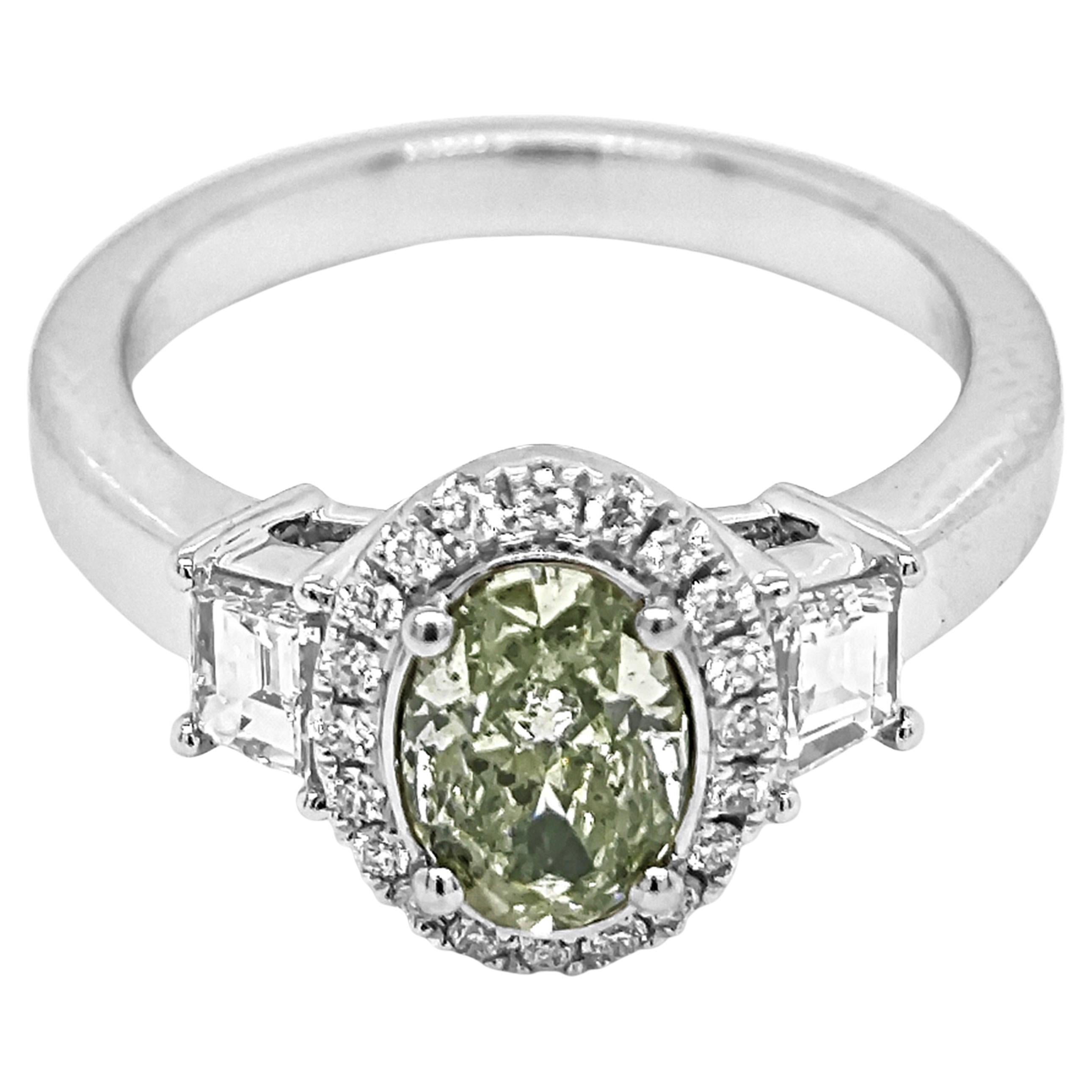 Bague en or blanc certifiée GIA avec diamants blancs et verts de 1,75 carat