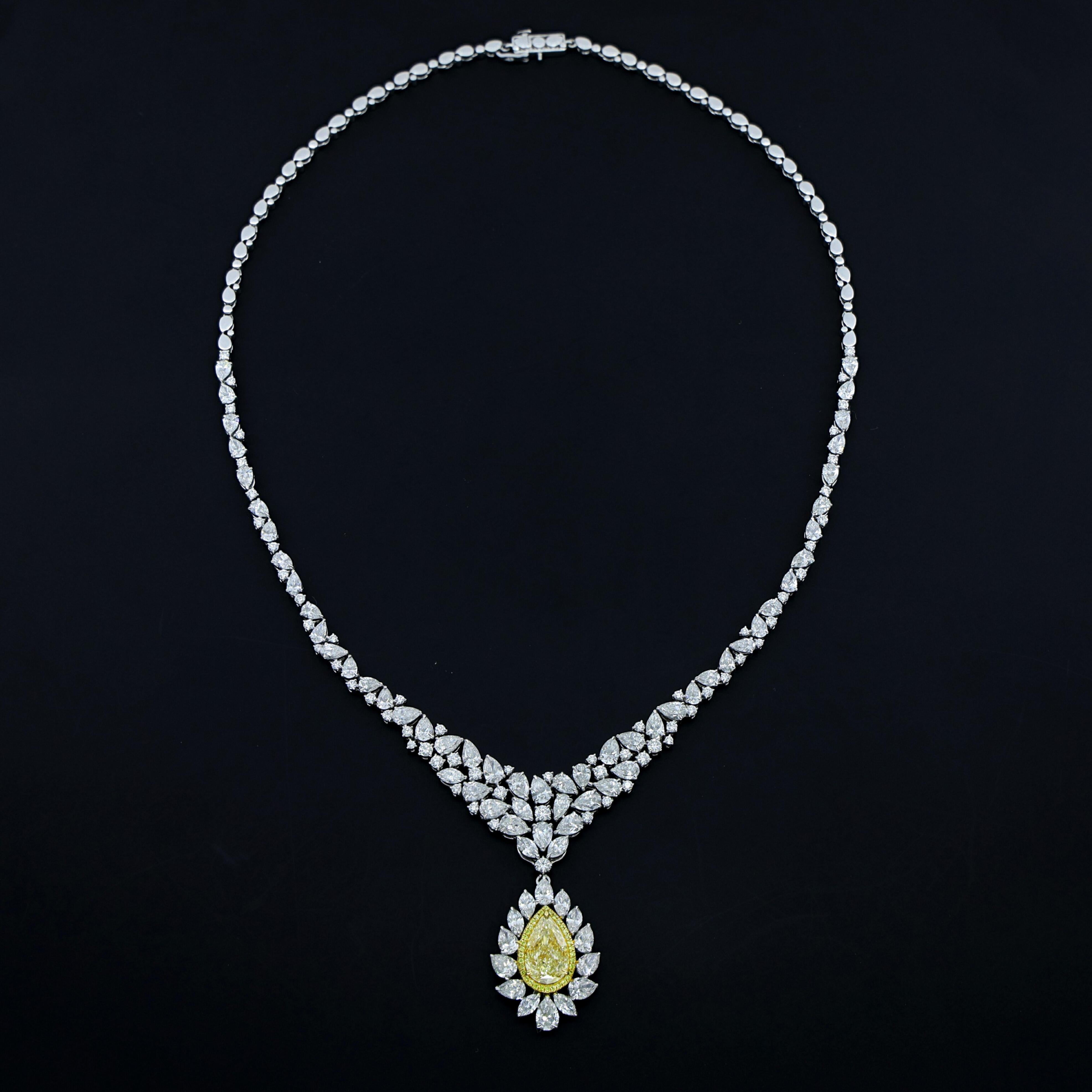 Collana di diamanti bianchi e gialli certificata GIA da 17,55 carati in oro 18k In condizioni Nuovo in vendita a Yorba Linda, CA