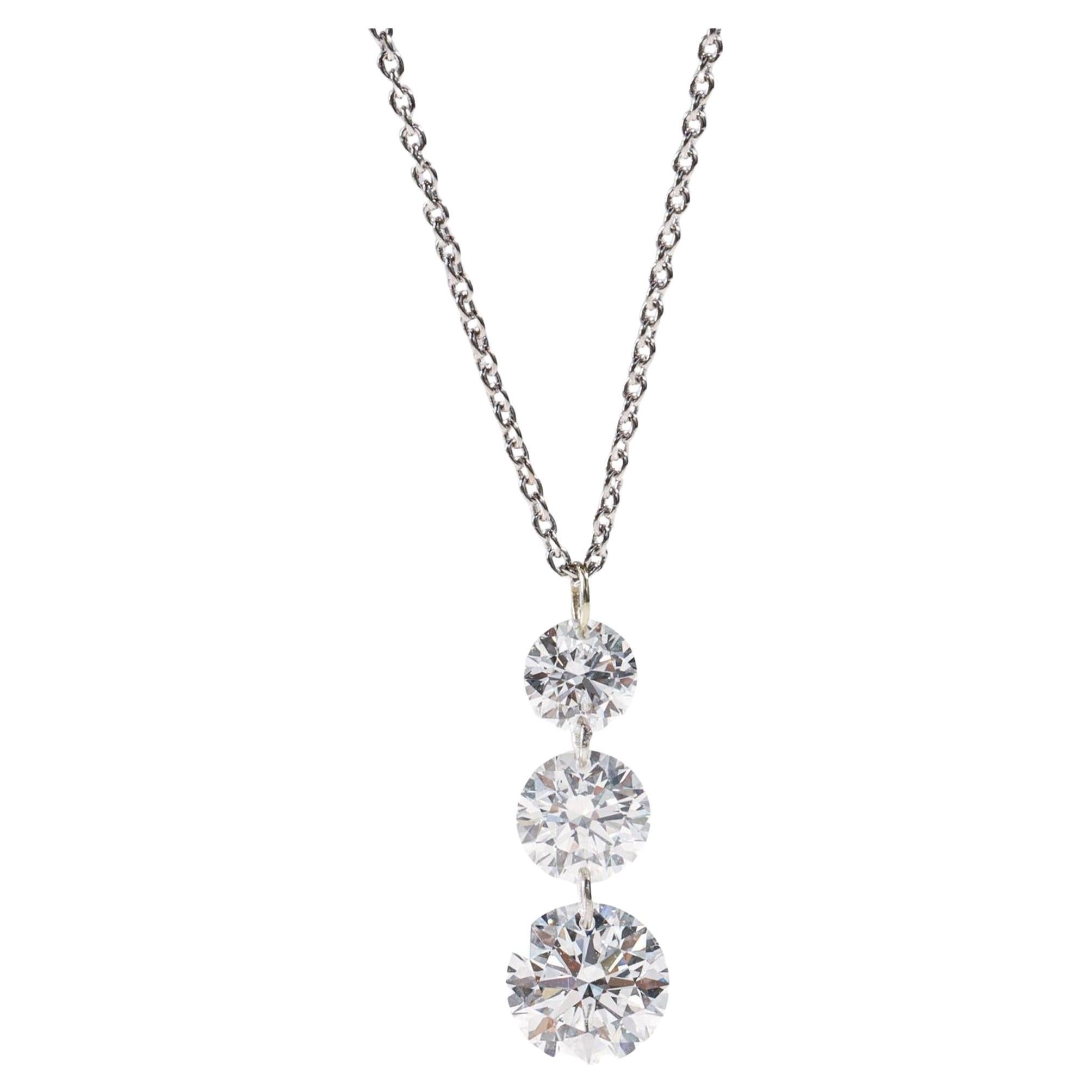 Ciondolo con tre pietre rotonde forate in oro bianco 18 carati certificato GIA da 1,75 ct.